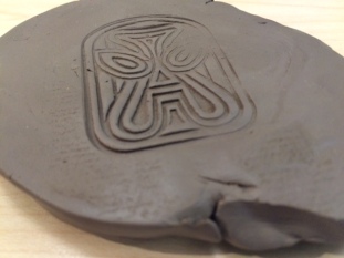 Image of the mask-like motif in clay